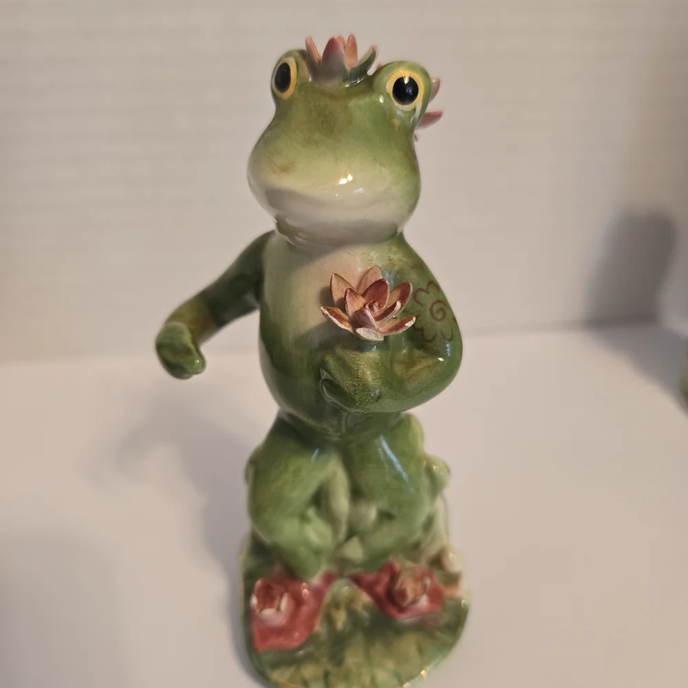 Appletree Desing. Alfrogo & Frogalina A Salt & Pepper Shaker Couple.